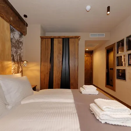 Planinarski Dom Vosac * 马卡尔斯卡